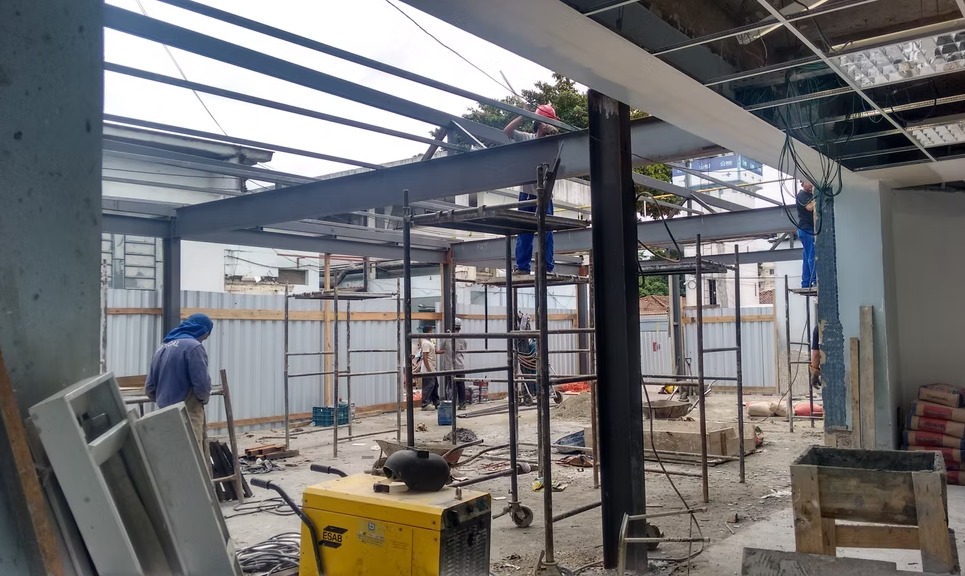 Montagem de estrutura metálica em obra comercial